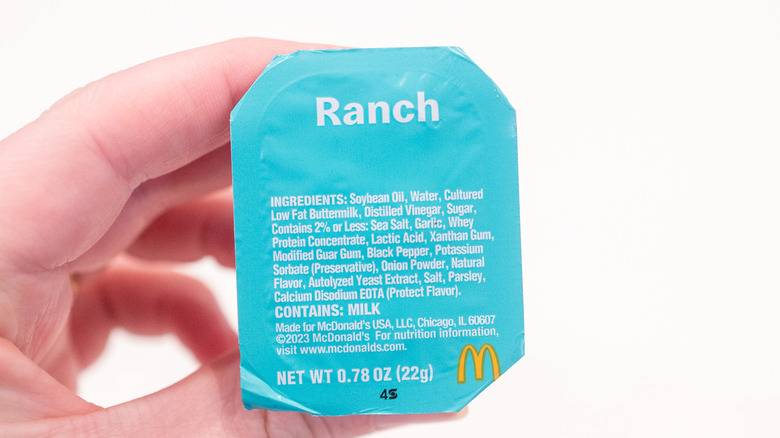 Une main tient un conteneur de McDonald's Ranch