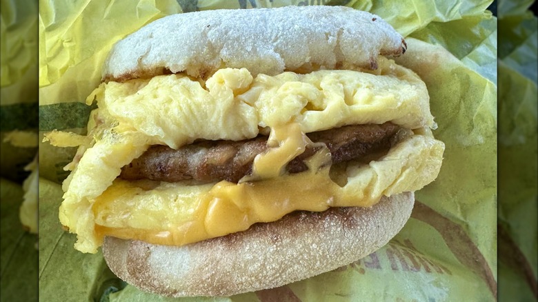 Un double McMuffin à la saucisse avec des œufs brouillés substitués