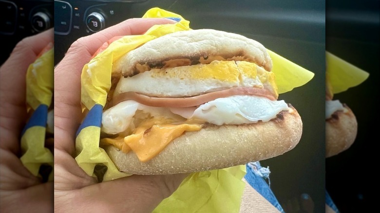 Un Egg McMuffin avec un œuf supplémentaire