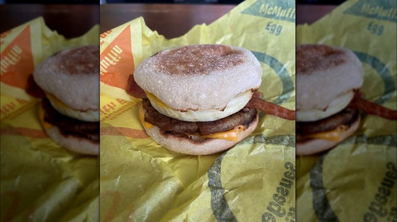 Un McMuffin à la saucisse avec du bacon ajouté
