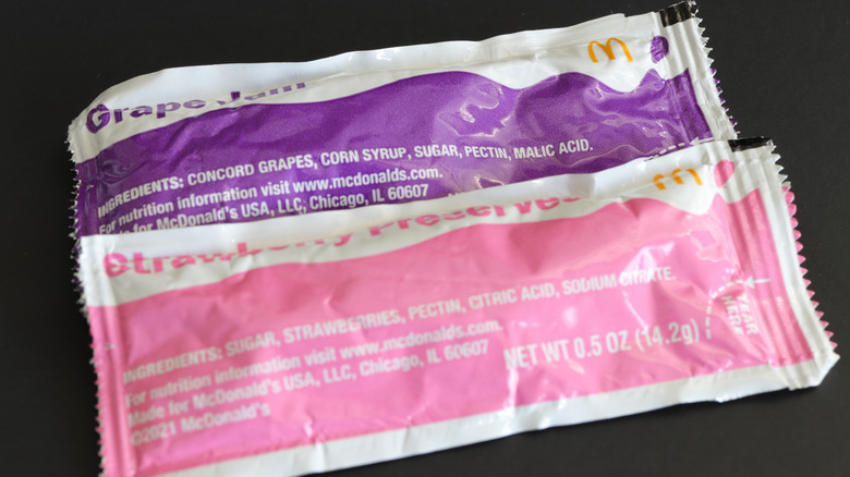 Sachets de confiture de raisin et de confiture de fraises de McDonald's