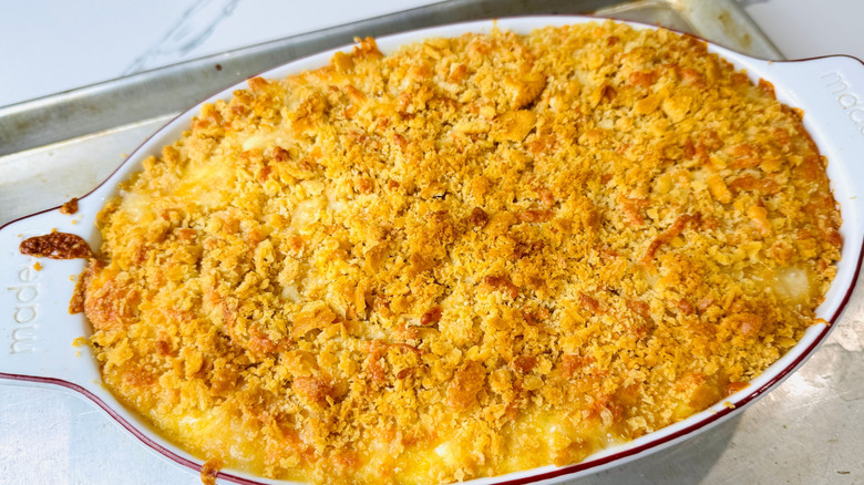 Casserole de maïs au four garnie de chapelure de craquelins dorés