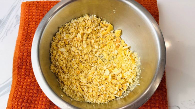 Craquelins Ritz écrasés dans un bol