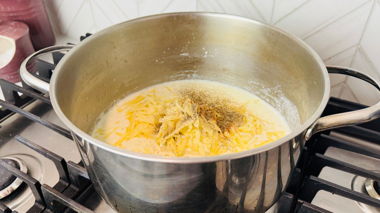 Sauce crémeuse, fromage cheddar râpé et assaisonnements en pot