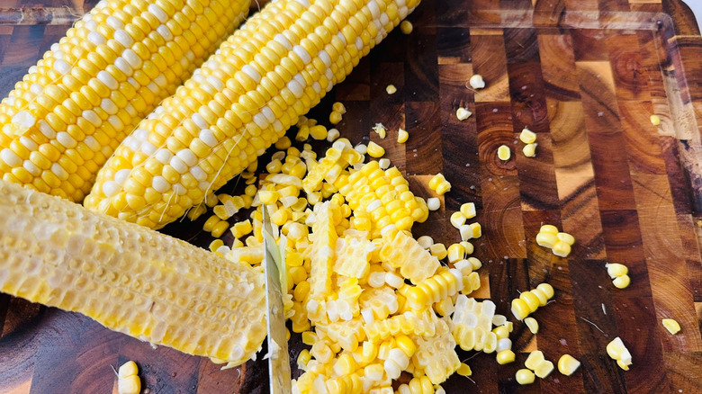 Couteau coupant les grains de maïs en épi