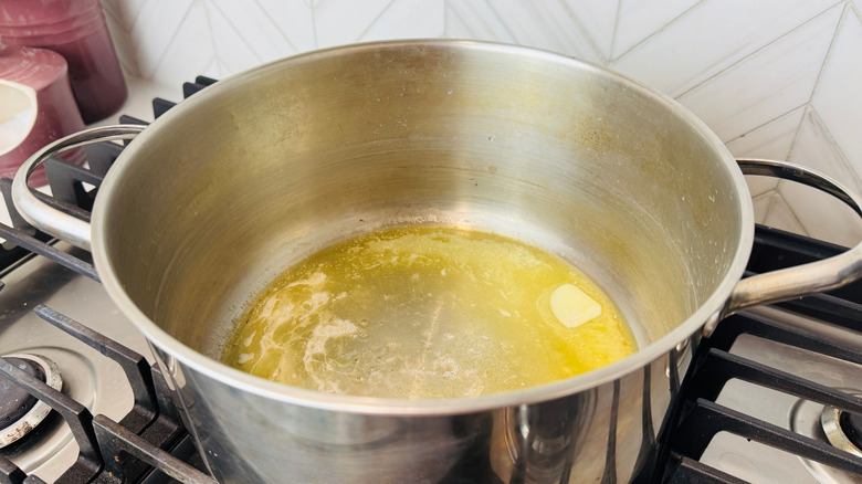 Beurre fondu dans une grande marmite