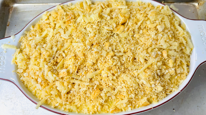 Casserole garnie de craquelins écrasés et de fromage