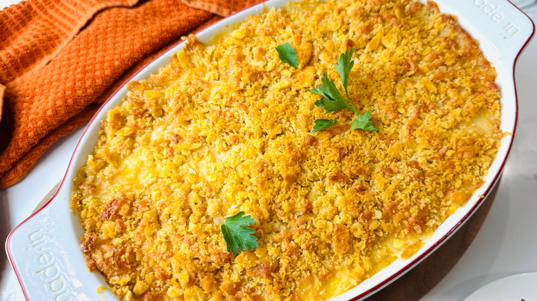 Casserole de maïs avec garniture de chapelure de craquelins dans un plat allant au four ovale