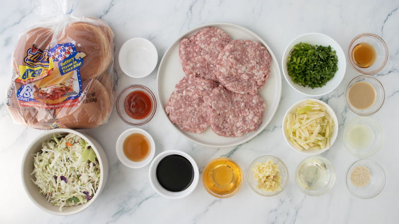 Ingrédients du burger de porc à l'ail et au gingembre