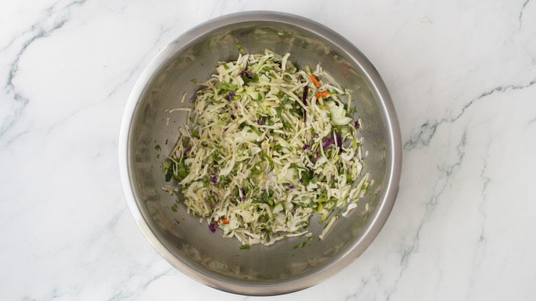 Une salade de chou composée dans un grand bol en métal