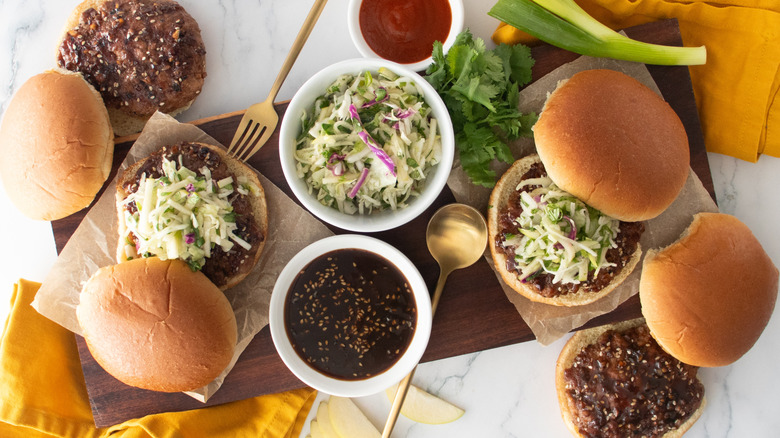 Une photo aérienne de plusieurs hamburgers de porc garnis de salade de chou