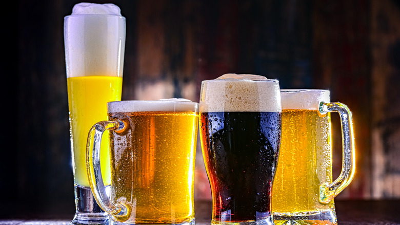 Quatre verres de différents types de bière.