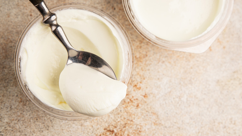Cuillerée de skyr sur le pot