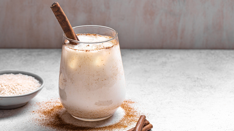 horchata dans un verre avec un bâton de cannelle