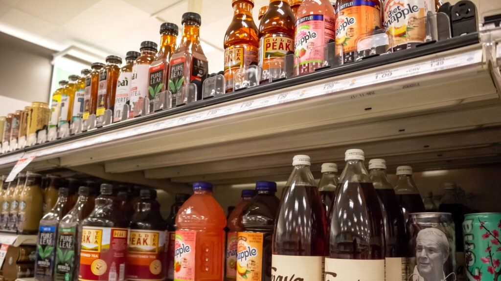 Le thé sucré en bouteille a un goût inoubliable lorsque vous ajoutez ce fruit frais au mélange