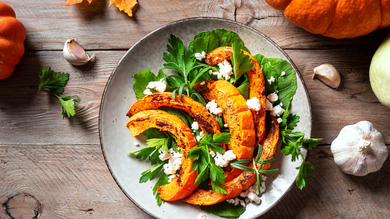 Salade de courges d'automne garnie de fromage de chèvre.