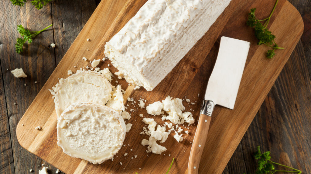 Arrêtez d’émietter le fromage de chèvre sur les salades – essayez plutôt cette astuce pratique au congélateur