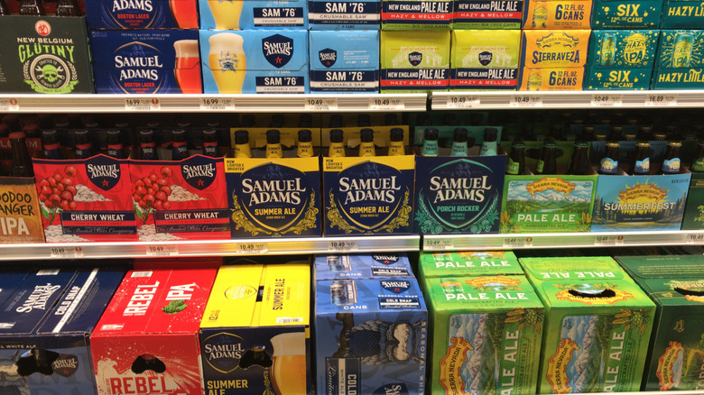 Étagères de magasins présentant Samuel Adams et d'autres bières