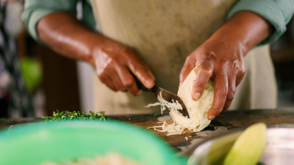Comment les cuisiniers amateurs des années 50 ont amélioré le chou avec de la soupe en conserve et des craquelins Ritz
