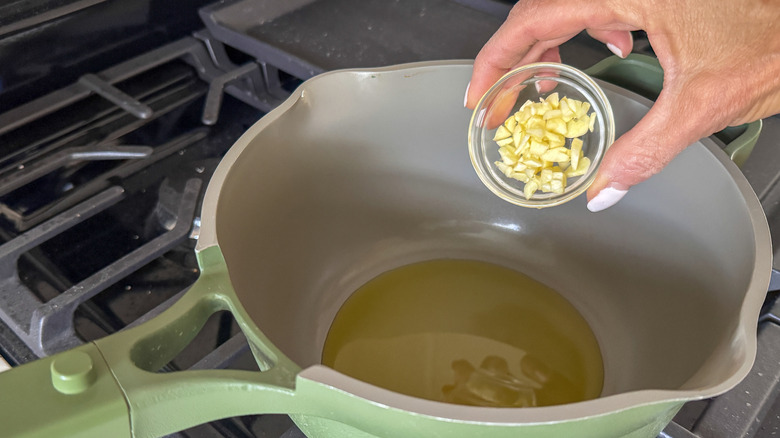 Petit bol d'ail allant dans la casserole
