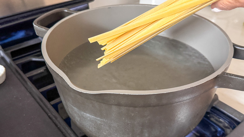 ajouter des pâtes dans la casserole