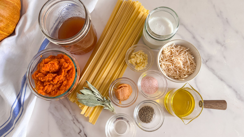 Ingrédients des pâtes crémeuses à la citrouille