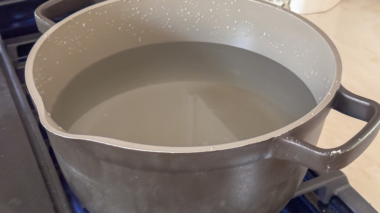 Pot d'eau sur la cuisinière