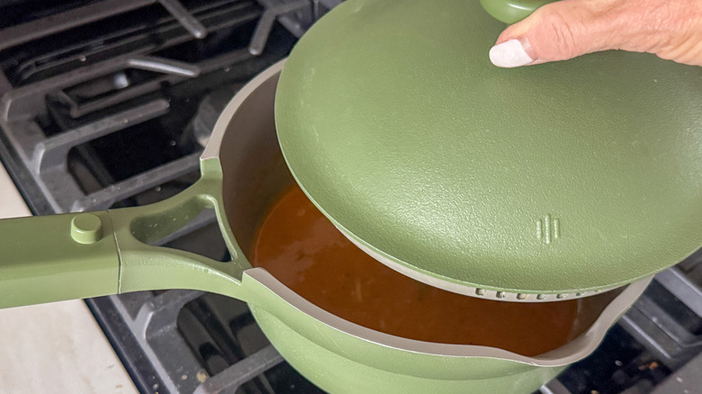 casserole couvrant les mains avec couvercle
