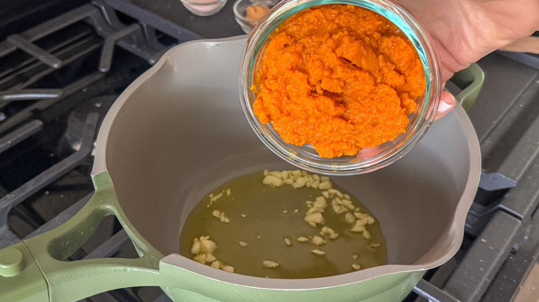 Purée de potiron allant dans la casserole