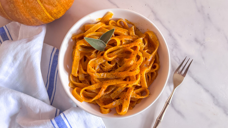 Pâtes à la citrouille dans un bol à la sauge