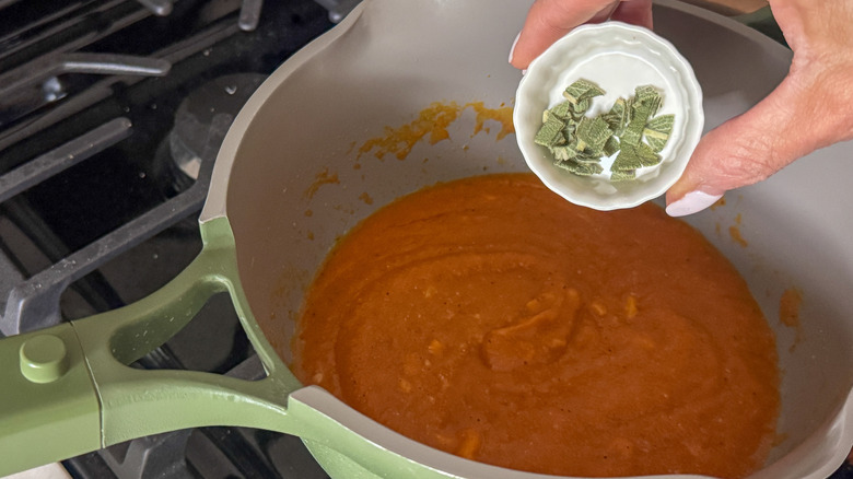 Petit bol de sauge entrant dans une casserole