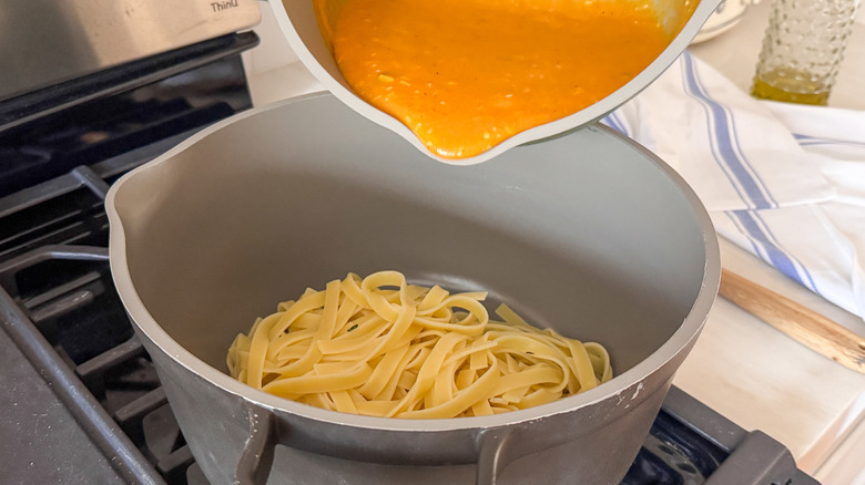 verser la sauce à la citrouille dans une marmite à pâtes