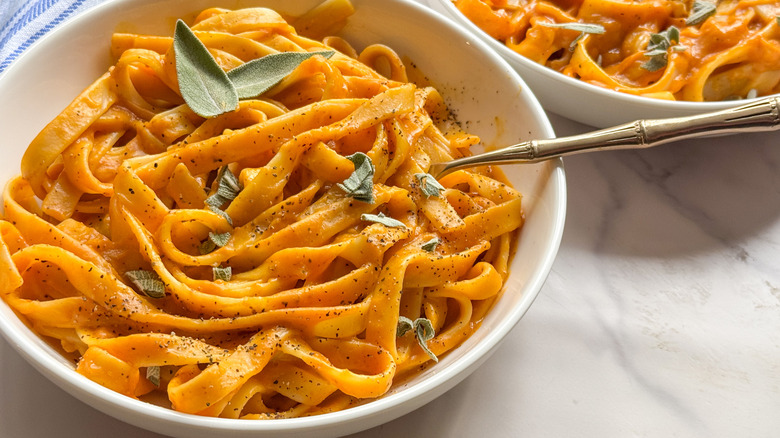Bol de pâtes à la citrouille et à la sauge