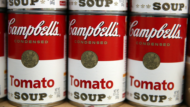 Des boîtes de soupe aux tomates condensées Campbell's sont alignées sur une étagère de magasin
