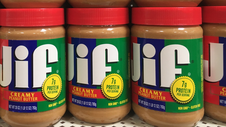 Rangées de beurre de cacahuète Jif sur étagère