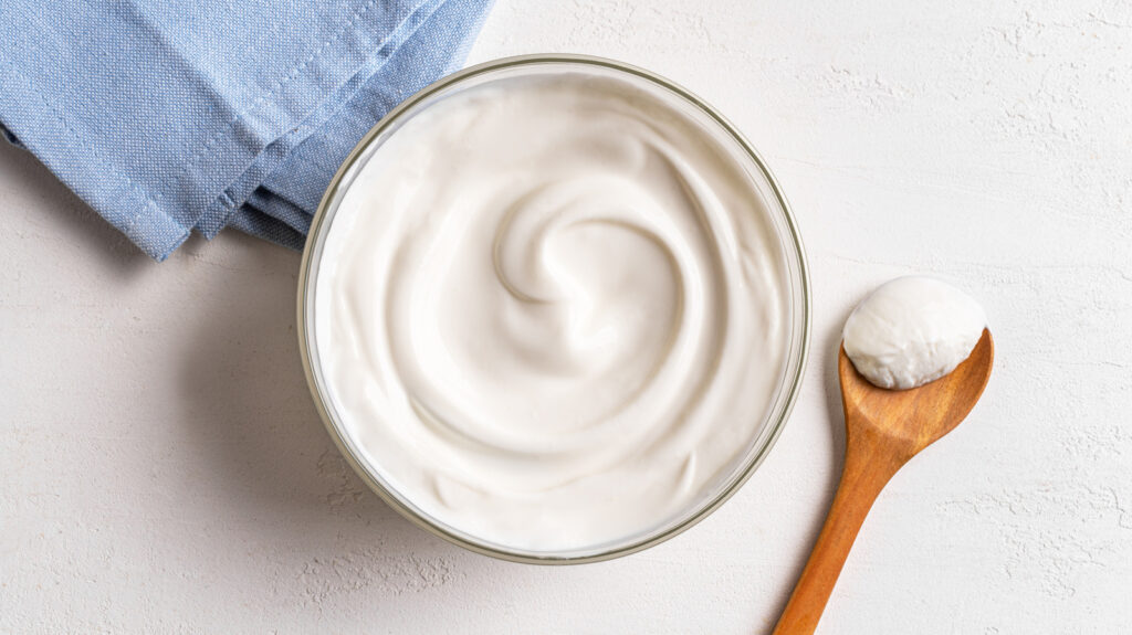 Ne jetez pas le liquide posé sur le yaourt – remuez-le plutôt pour un boost de probiotiques