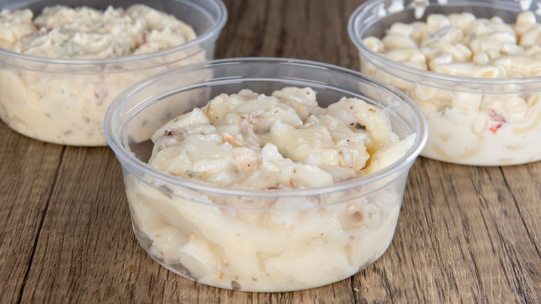 salade de pommes de terre dans des contenants réutilisables.