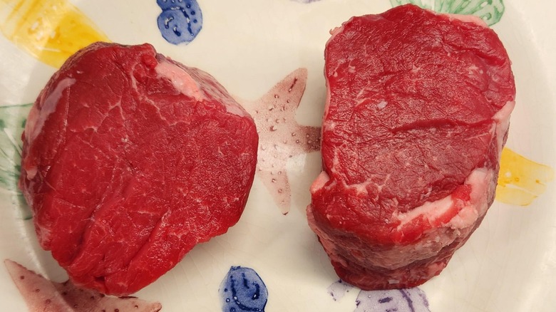 deux steaks de filet de bœuf au choix crus sur une assiette