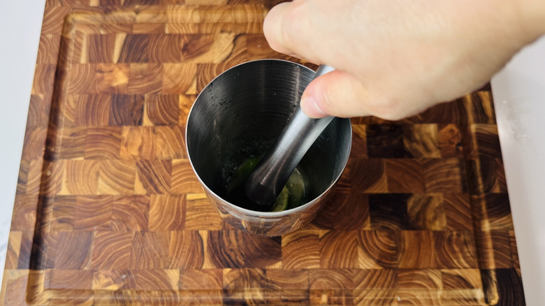 Mélanger les citrons verts et le sucre dans un shaker