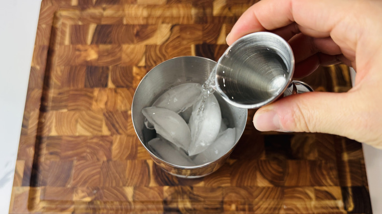 Ajouter de la cachaça dans un shaker