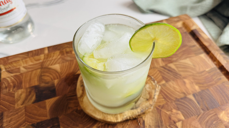 Cocktail Caipirinha prêt à servir