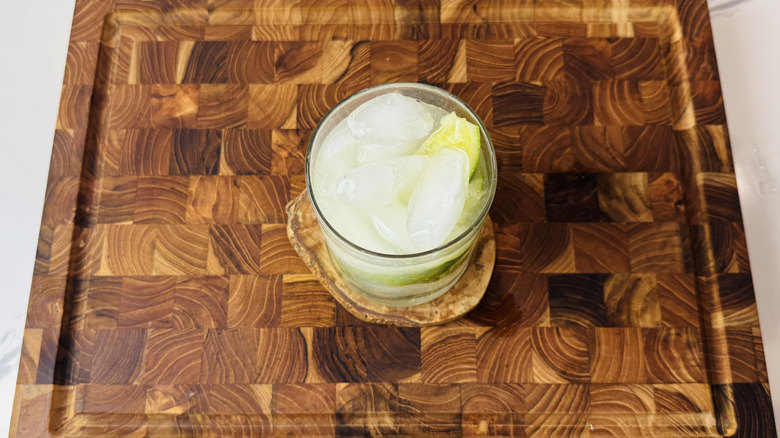 Caipirinha dans un verre à whisky