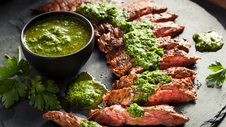 Steak tranché avec sauce chimichurri