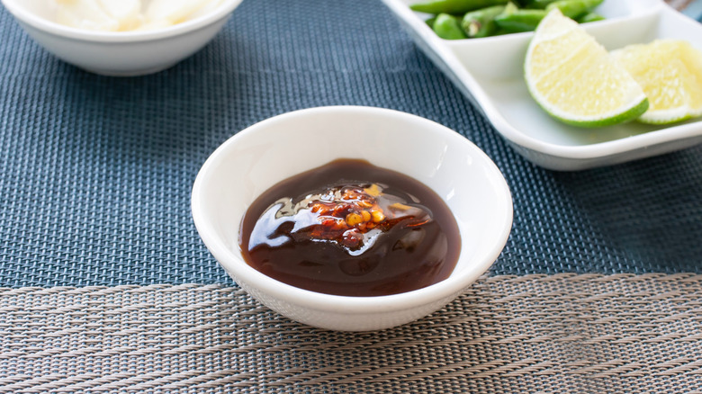 Un bol de sauce hoisin
