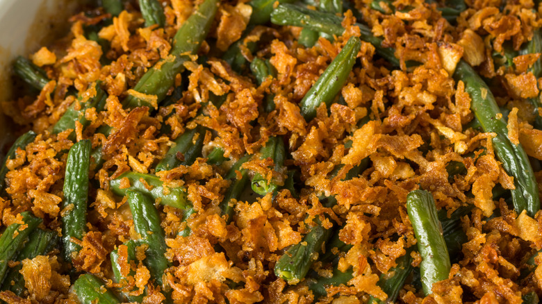 Casserole de haricots verts garnie de cornflakes.