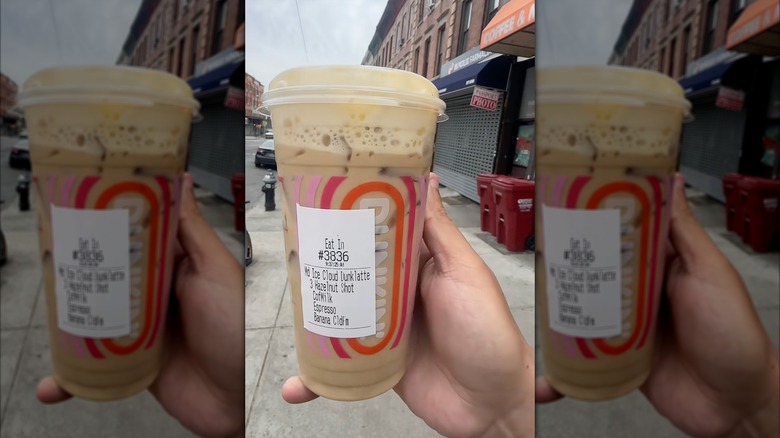 Image d'une main tenant Dunkin' Nutty Banana Cloud Dunkalatte