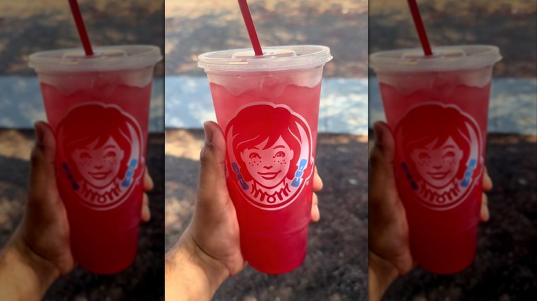 Main tenant la limonade à la pastèque de Wendy's