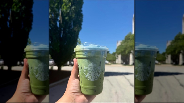 Main tenant le Matcha à la noix de coco bleu glacé Starbucks