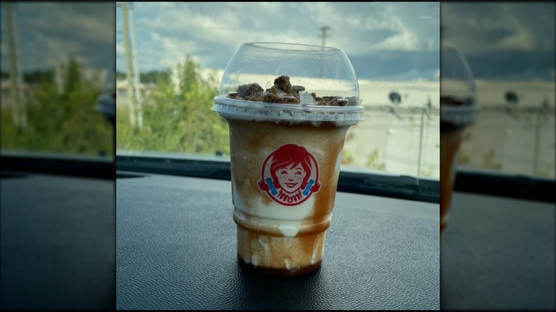 Tasse de Wendy's Crumble aux pommes Frosty Fusion