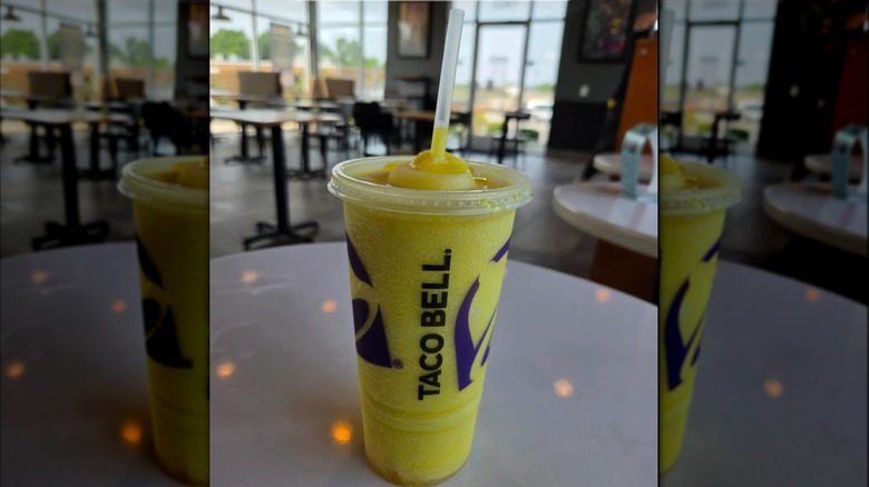 Tasse de gel énergétique Taco Bell Ananas Citrus sur table